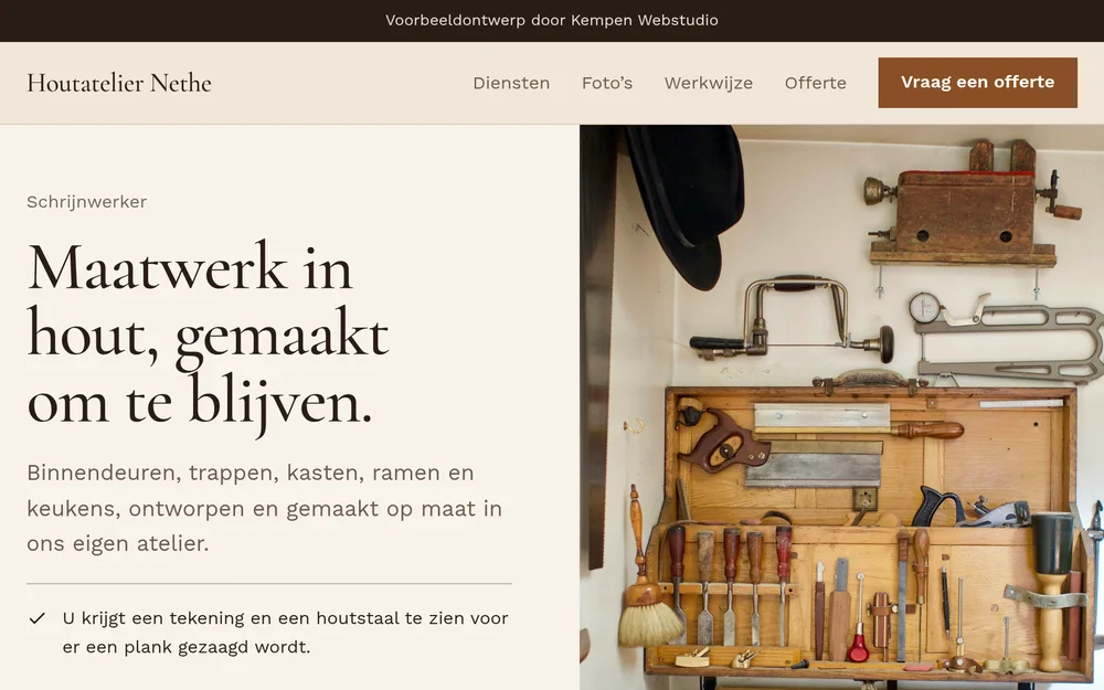 Schermafbeelding van het voorbeeldontwerp Houtatelier Nethe op een computer, met de menubalk en de titel van de startpagina