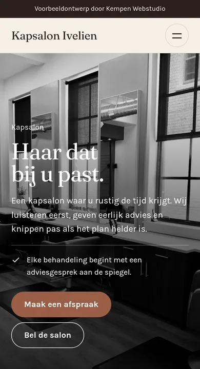 Fotogalerij met recent werk in het voorbeeldontwerp Kapsalon Ivelien op een smartphone