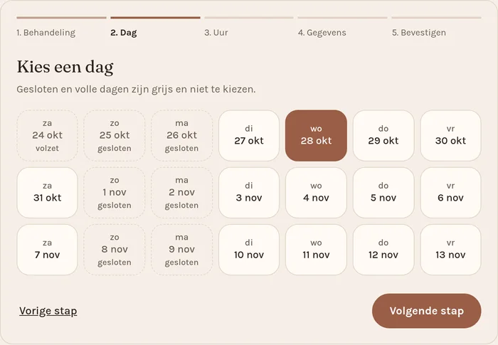 Boekingsplanner van het voorbeeldontwerp Kapsalon Ivelien bij de stap Dag: vrije dagen zijn wit, gesloten en volle dagen zijn grijs met het woord gesloten of volzet
