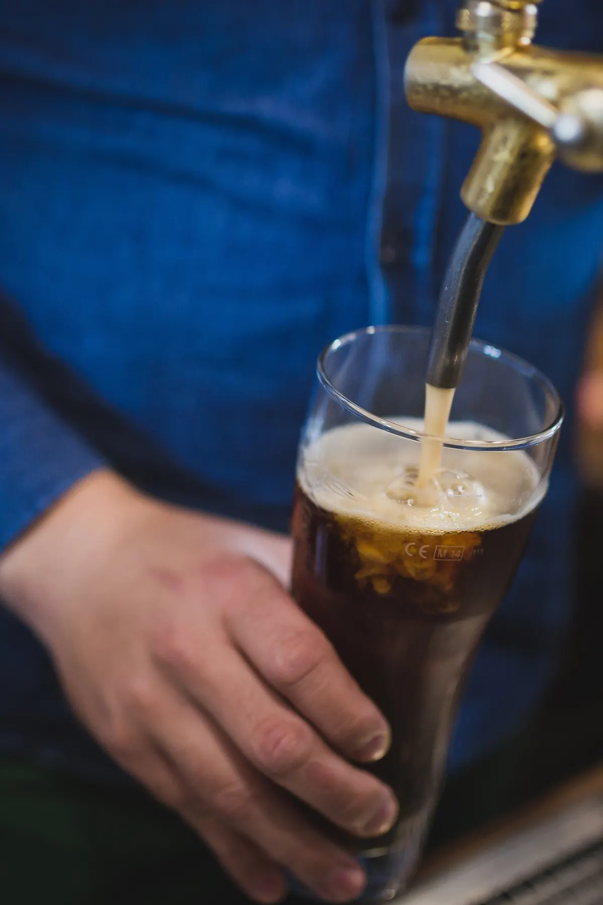 Glas bier wordt getapt aan de toog