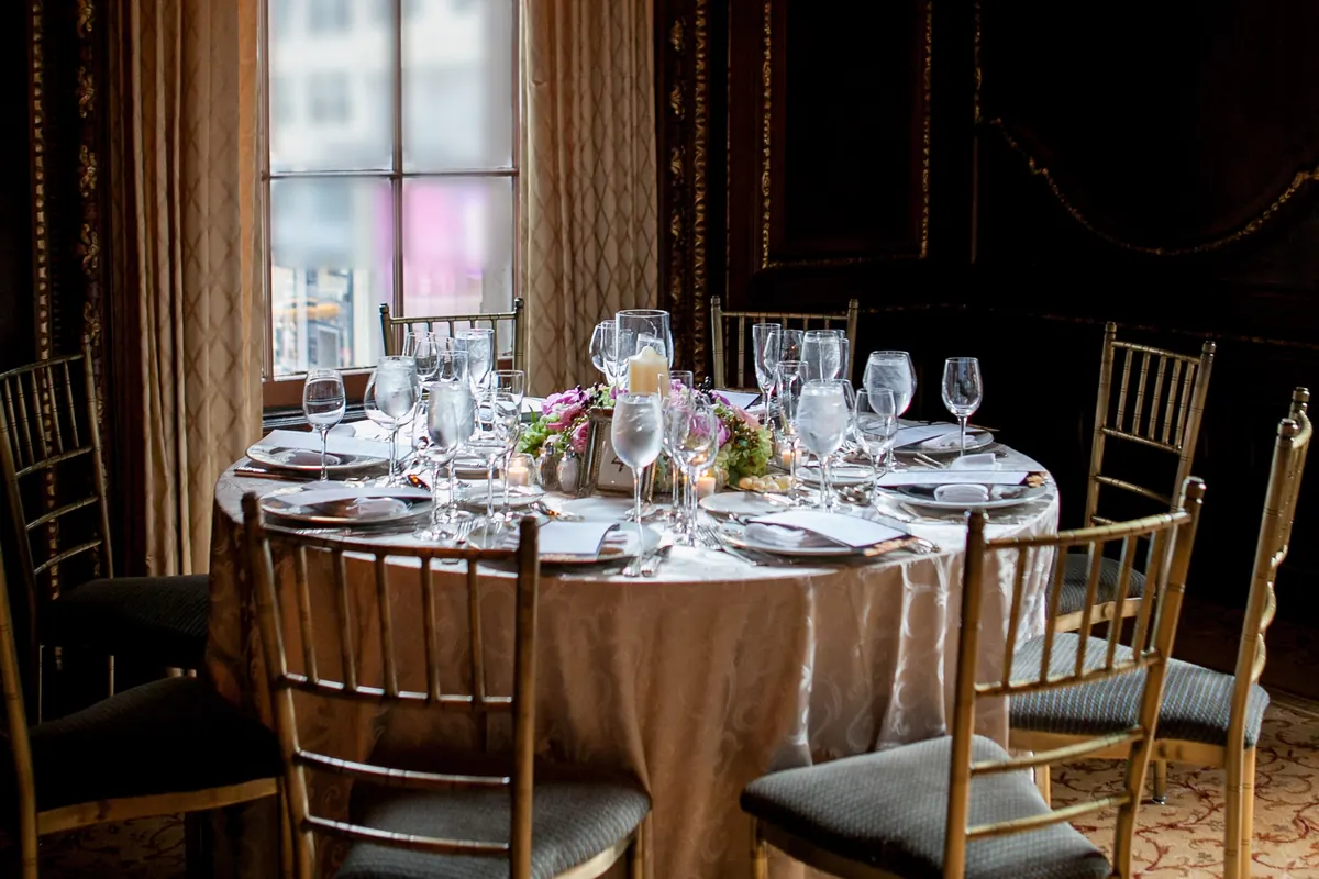 Ronde tafel gedekt voor een groep in een aparte zaal