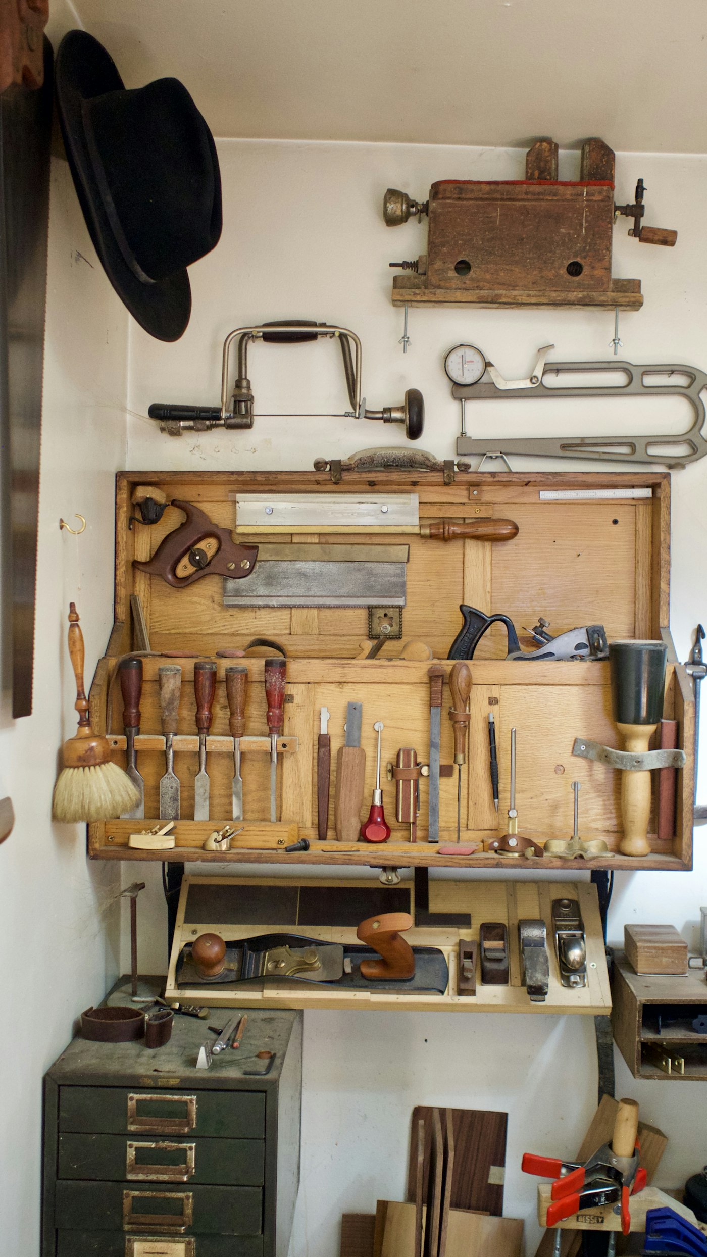 Wandkast met handgereedschap voor houtbewerking