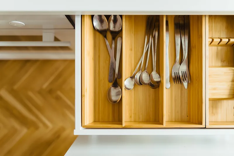 Keukenlade met een houten indeling op maat