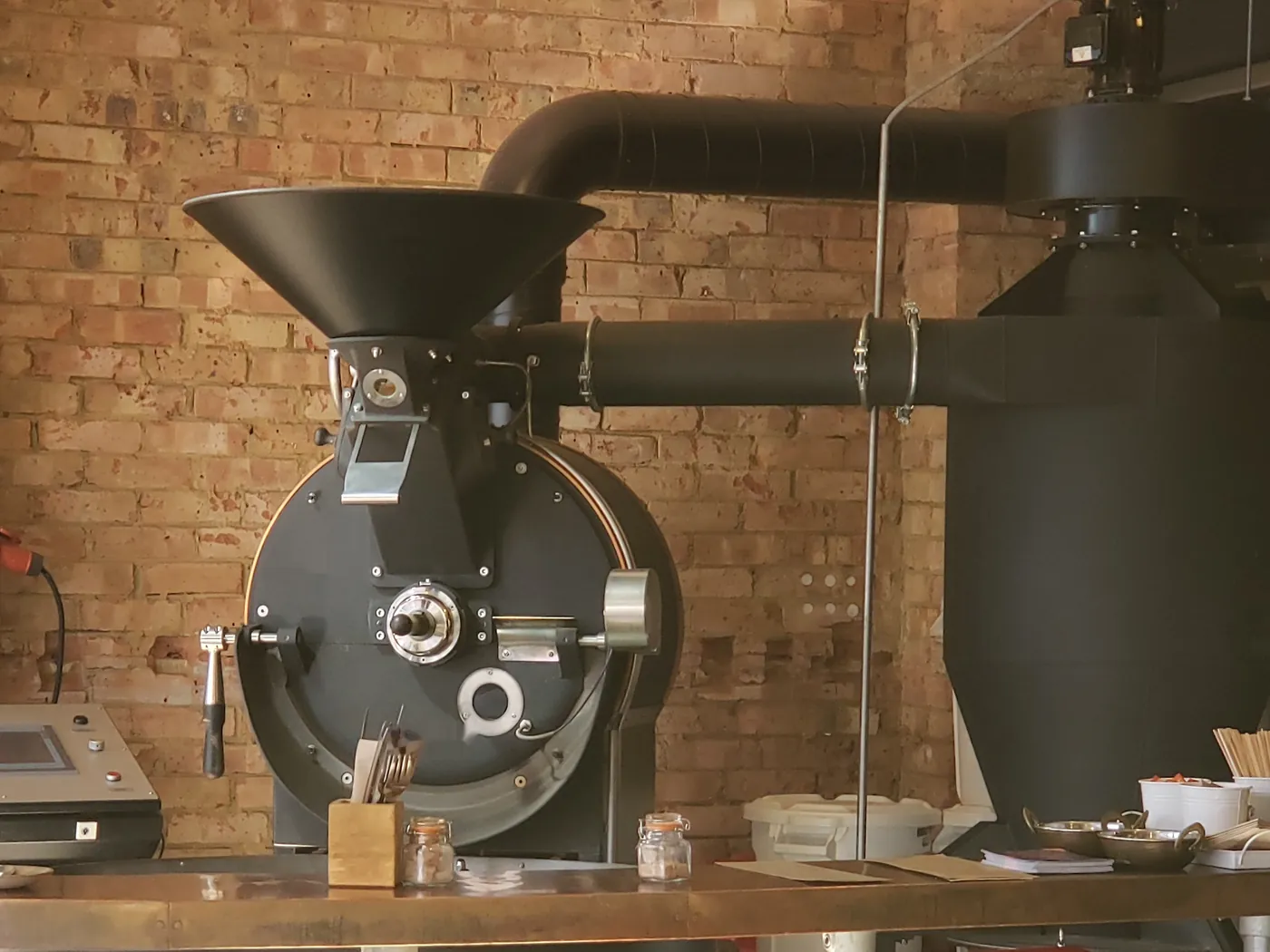 Een koffiebrander in een branderij