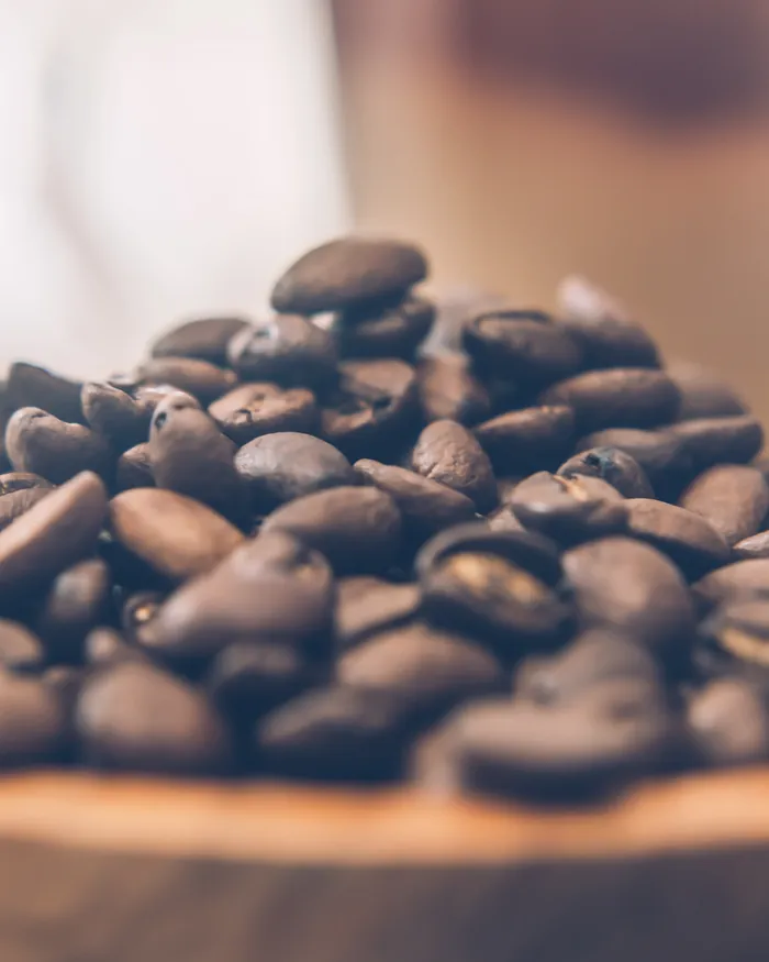 Houten kom vol gebrande koffiebonen