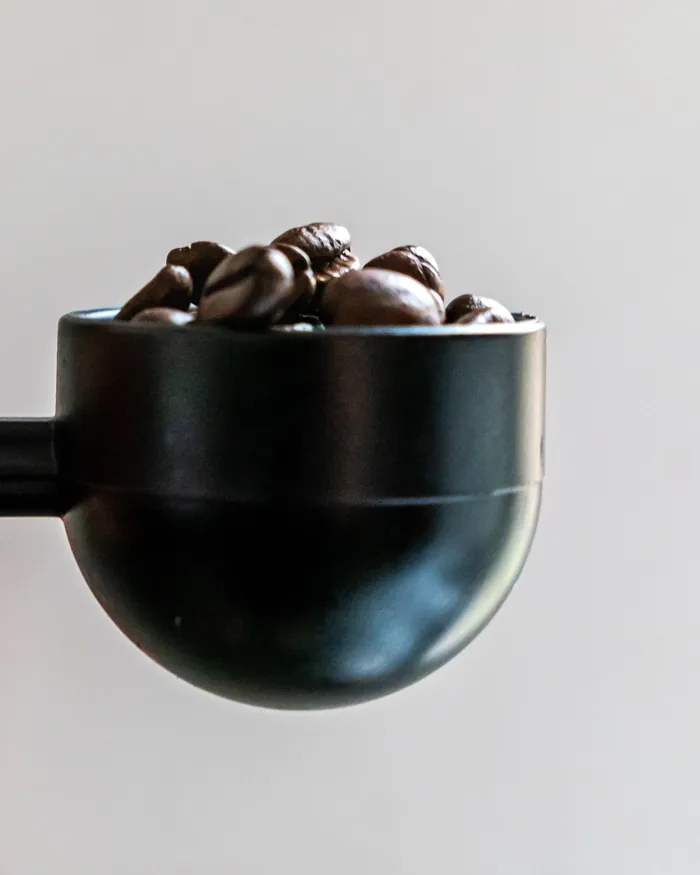 Zwart maatschepje vol koffiebonen