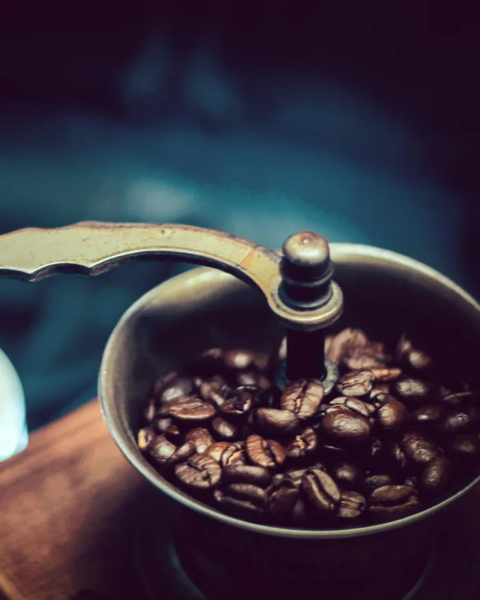 Handkoffiemolen gevuld met koffiebonen