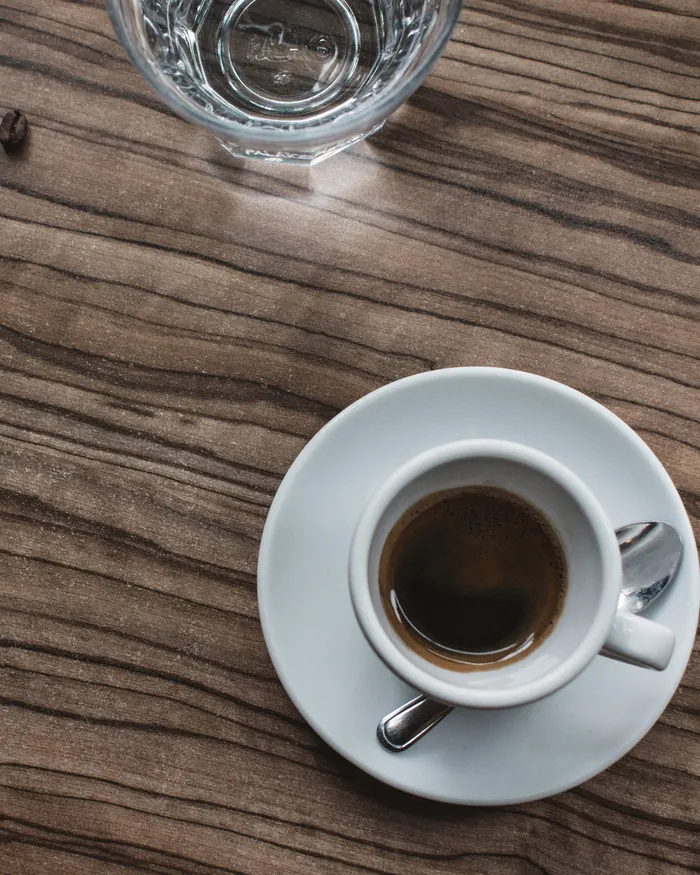 Kop espresso op een houten tafel