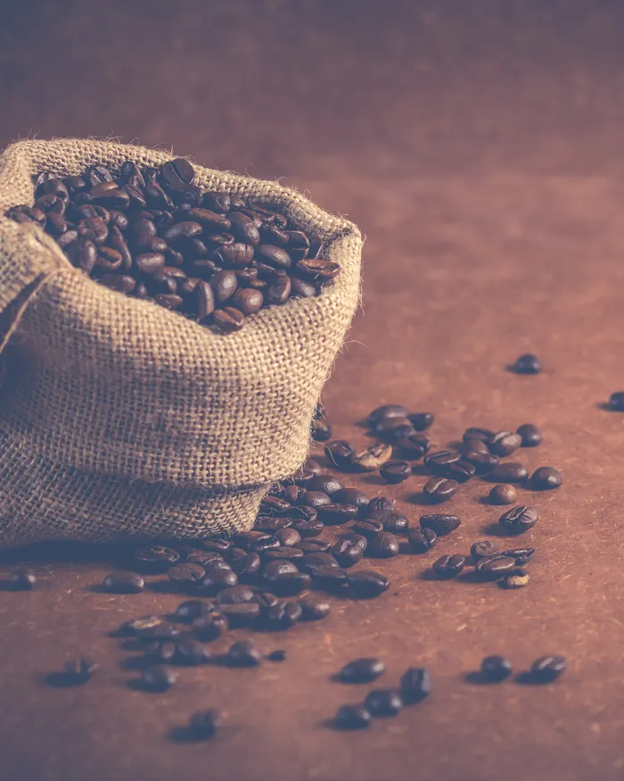 Jute zakje met gebrande koffiebonen